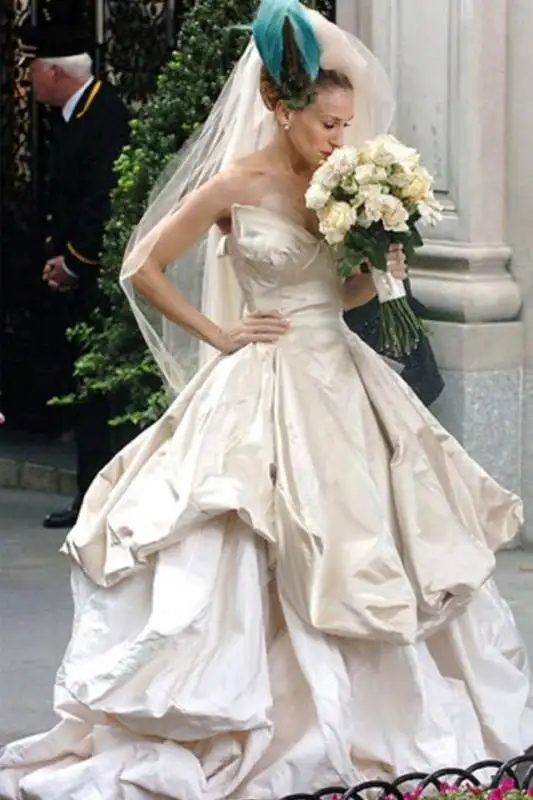 large_b66186879220121225143524_Sarah-Jessica-Parker-Sex-and-the-City-Vivienne-Westwood-Fashion-Weddingdress-Bridal-Arabia-Weddings-Fustany