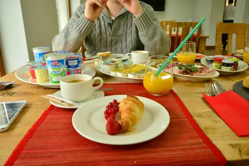 W hotelach uwielbiam jeść na śniadanie ciepłe croissanty z kawą. #frenchchic :)